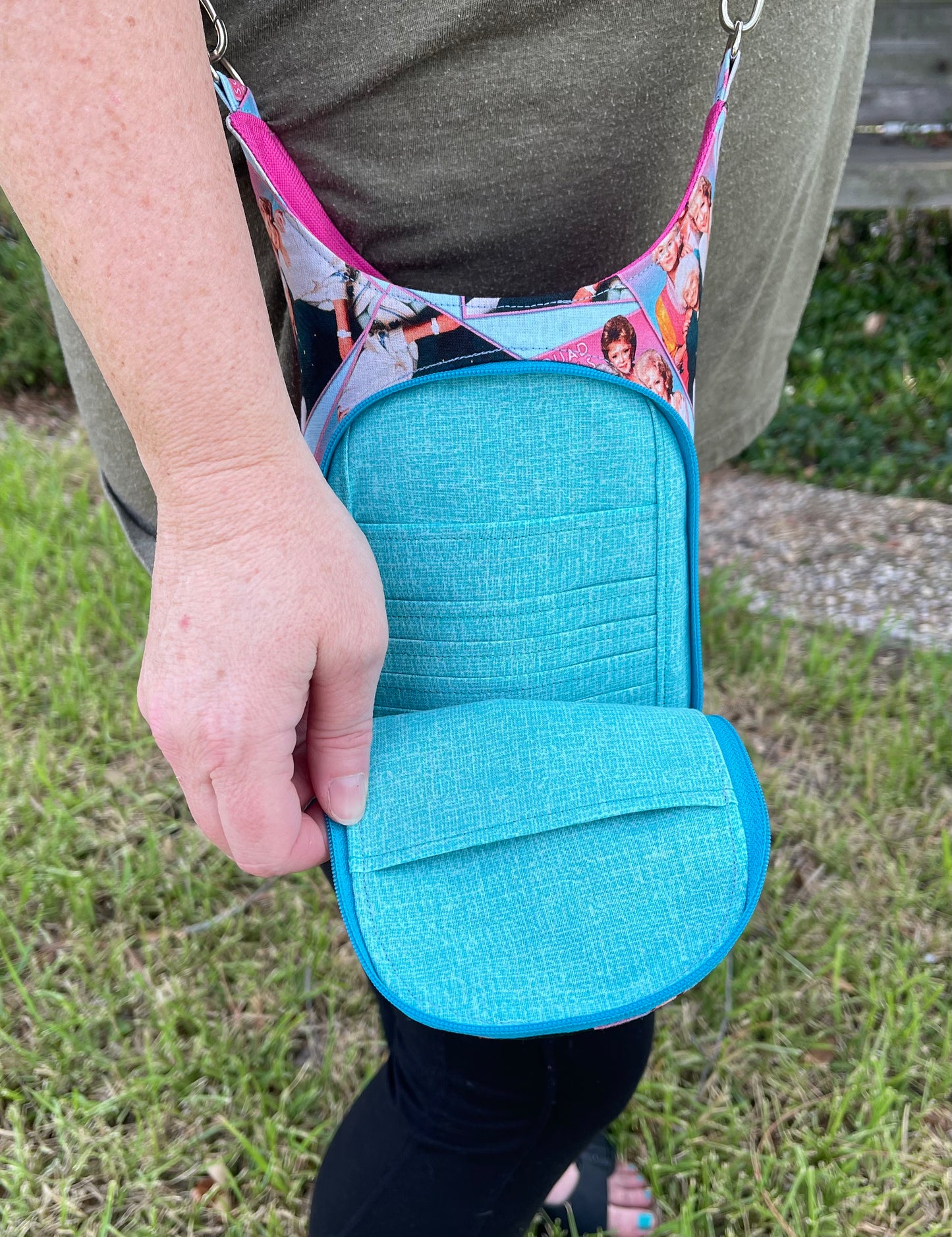 Character themed H2O2GOSLING bag